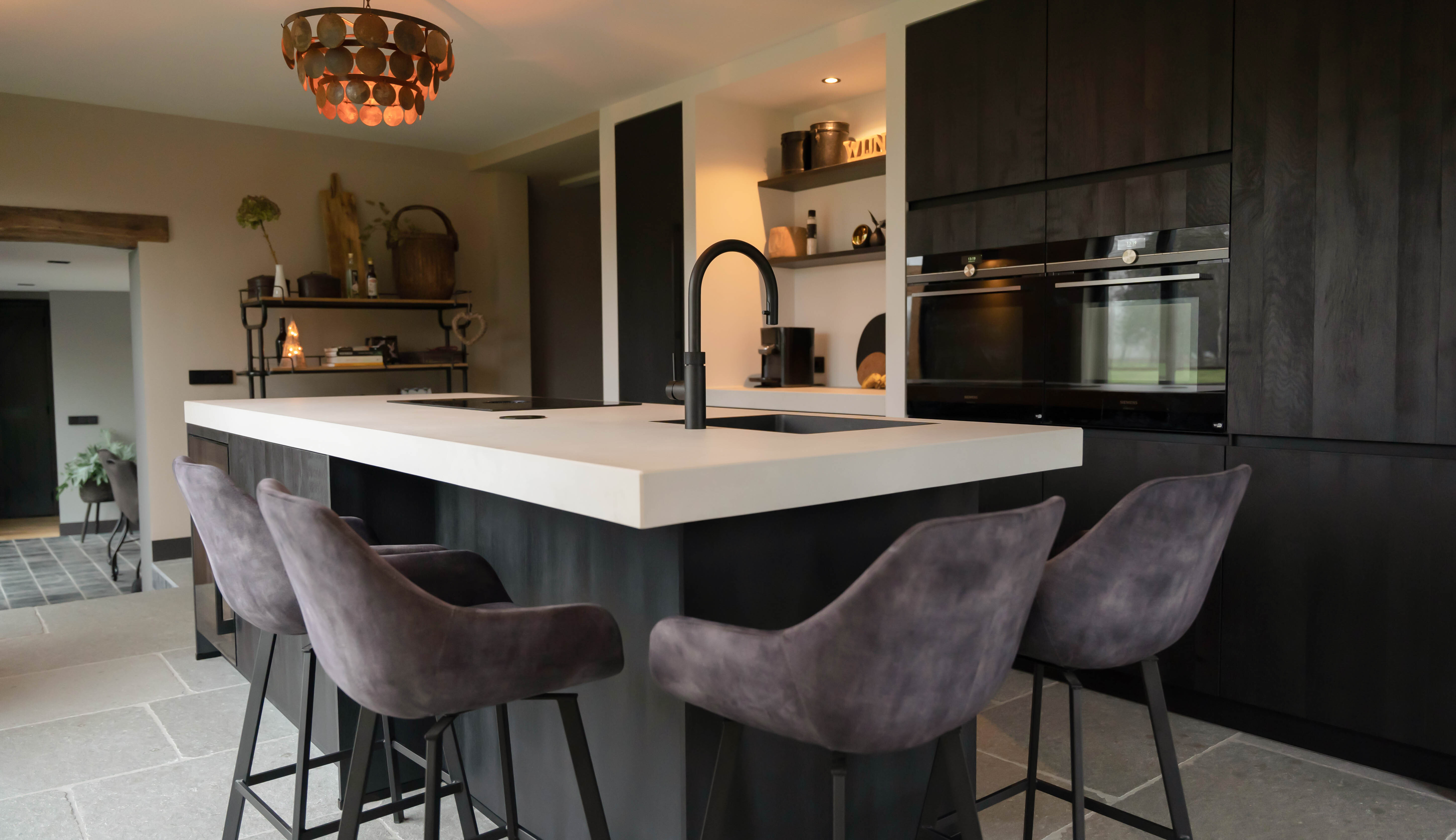 Zwarte keuken landelijk met kookeiland ASWA Keukens 2