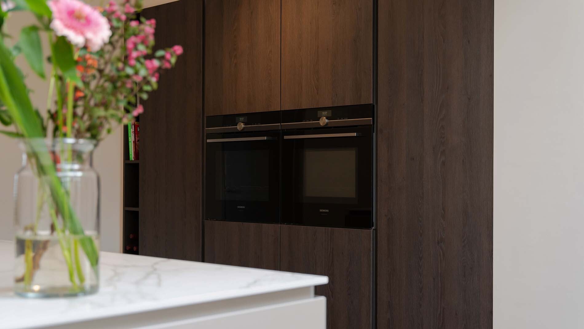Kastenwand in Eiken Sepia met Siemens ovens ASWA Keukens